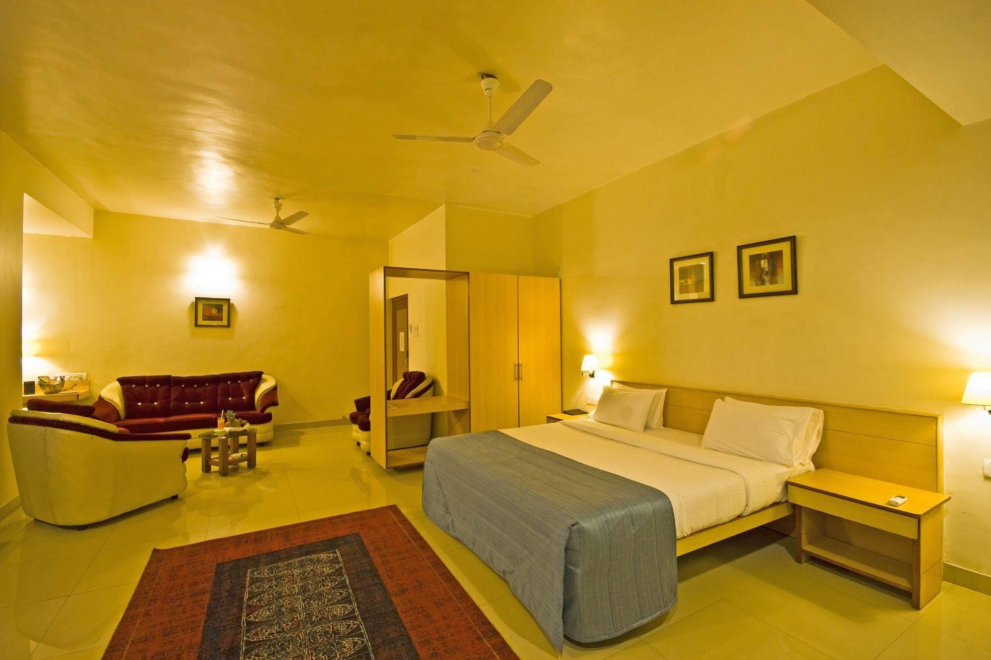 Hotel Phoenix Koregaon Park Pune Exterior photo