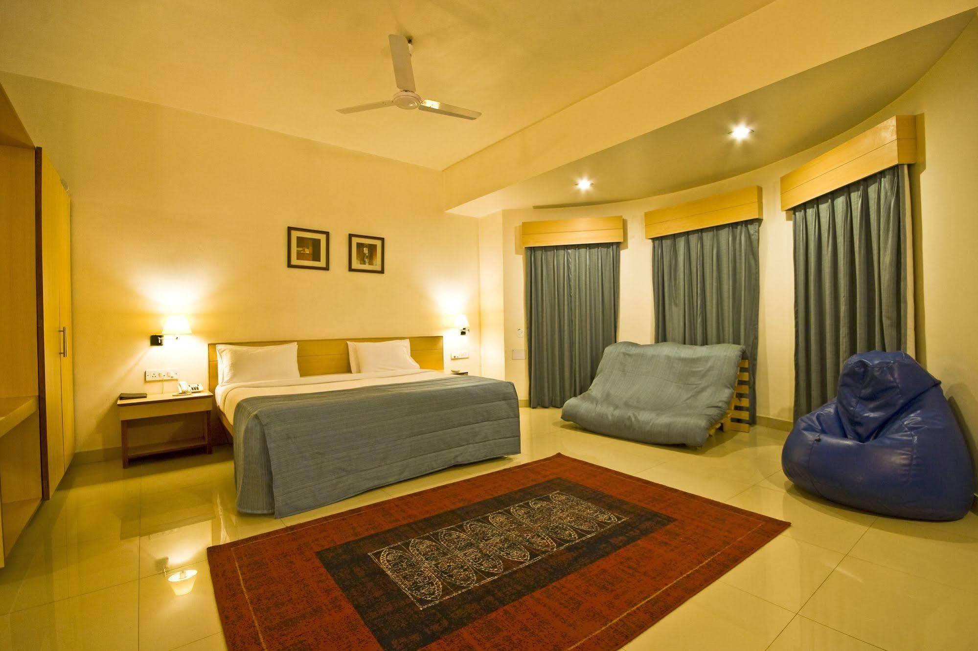 Hotel Phoenix Koregaon Park Pune Exterior photo